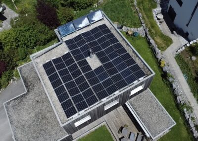 Installation de 36 panneaux solaires Trina 430W et d’un onduleur SolarEdge SE10-RWB pour recevoir d’éventuelles batteries dans le futur.