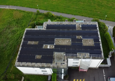 Installation de 122 panneaux solaires Axitec 435W Fullblack, d’un onduleur SolarEdge ainsi que des barrières de sécurité Soprema