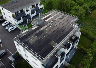 Installation de 122 panneaux solaires Axitec 435W Fullblack, d’un onduleur SolarEdge ainsi que des barrières de sécurité Soprema