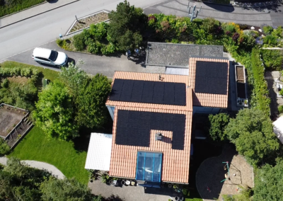 Installation de 30 panneaux solaires Axitec 435W Fullblack, d’un onduleur SolarEdge SE10K