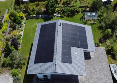 Installation de 34 panneaux solaires Axitec 435W Fullblack, d’un onduleur SolarEdge SE10K-RWB